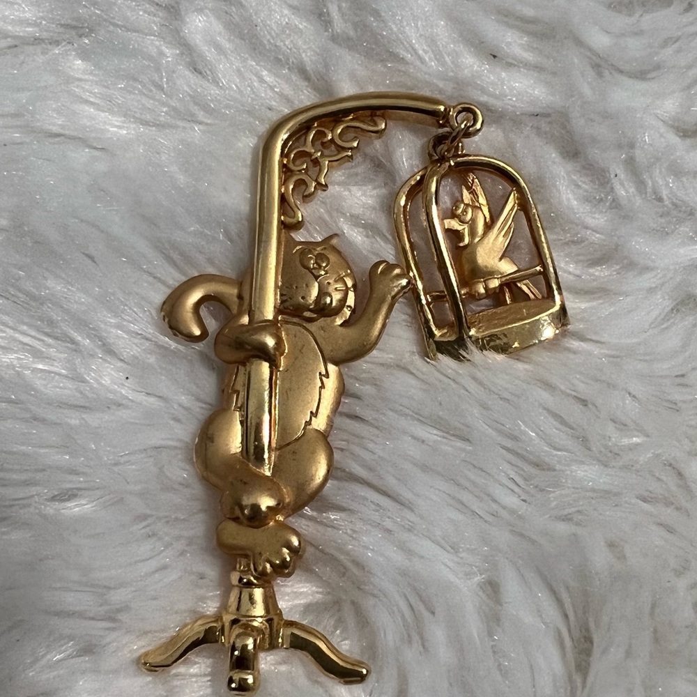 JJ Cat Brooch Pin, Vintage Collectible Golden Cat Pin